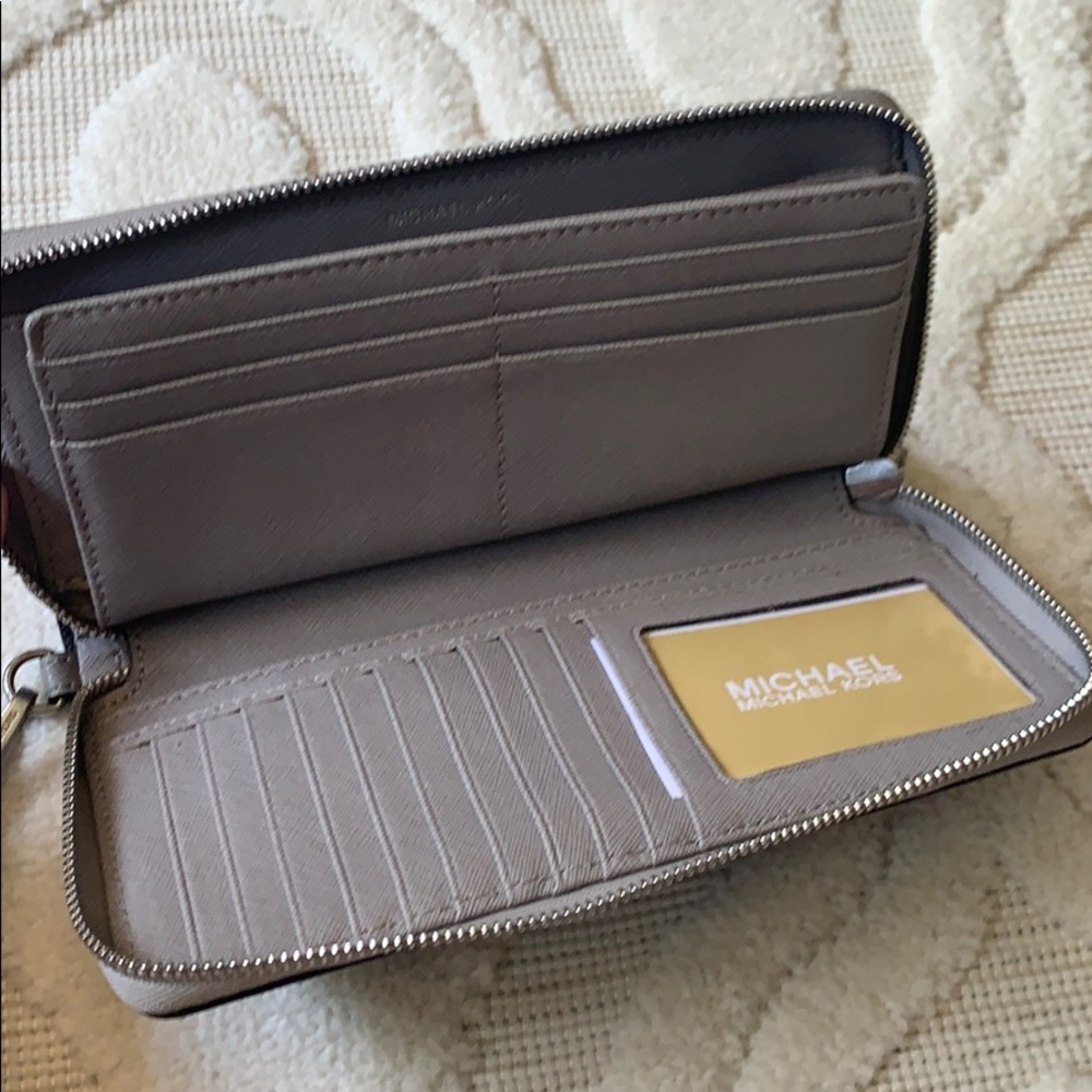Michael Kors Jet Set Travel Continental Wallet - Picture 4 of 5